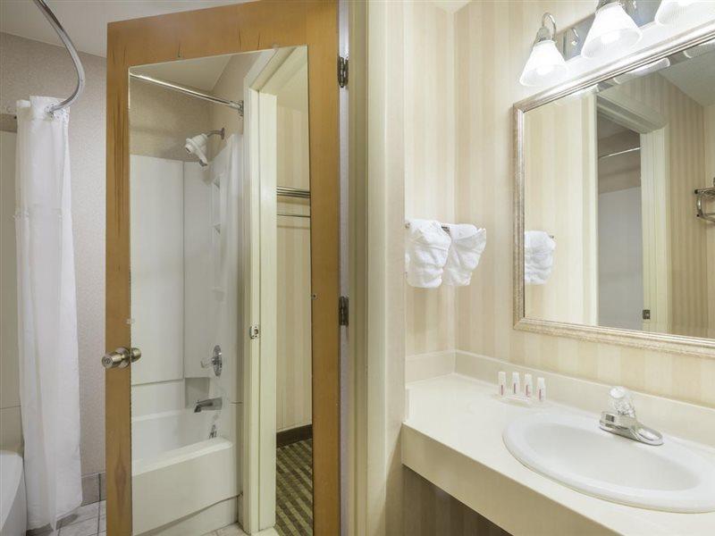 Ramada By Wyndham Columbus North Hotel Westerville Buitenkant foto
