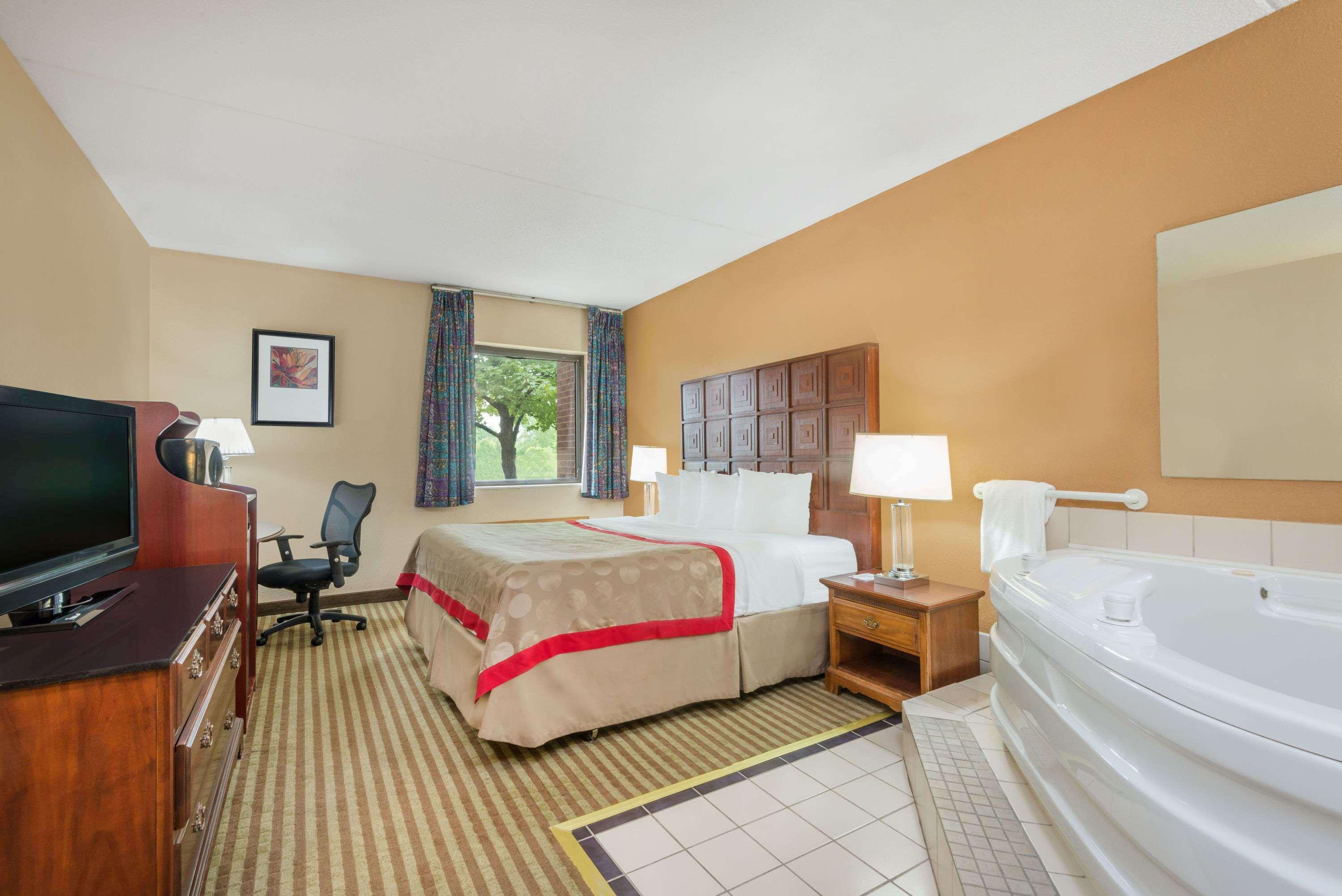Ramada By Wyndham Columbus North Hotel Westerville Buitenkant foto