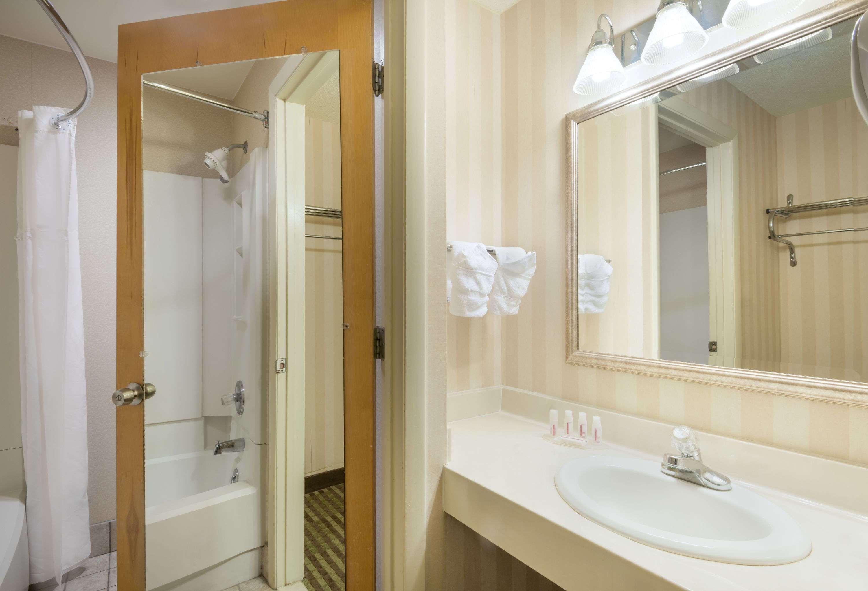 Ramada By Wyndham Columbus North Hotel Westerville Buitenkant foto
